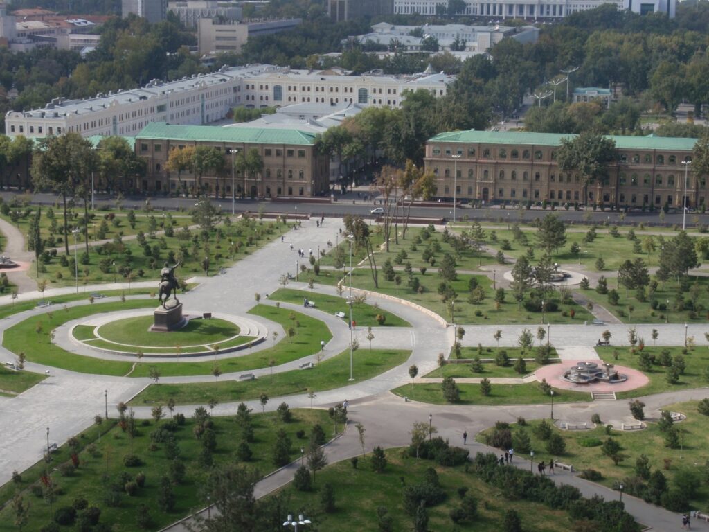 タシケント市内の公園と街並み